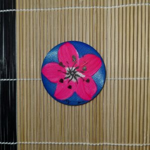 broche fleur d'azalée rose sur fond bleue, peinte à la main encre sur soie artiste Choé Joo-Young
